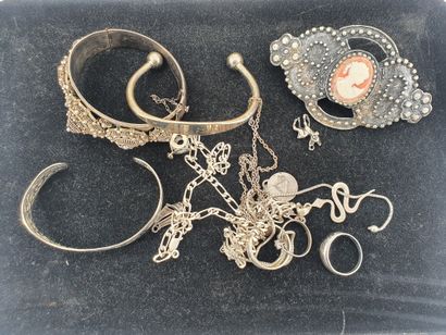 null Lot de bijoux fantaisie dont argent : deux bracelets joncs, pendentif serpent...