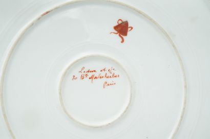 null Plat en porcelaine de Paris à décor dans le goût de la compagnie des Indes,...