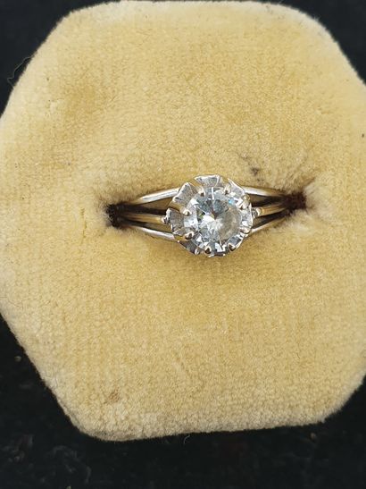 null Solitaire en or blanc 18K (750 millièmes) griffé d'un diamant taille brillant...