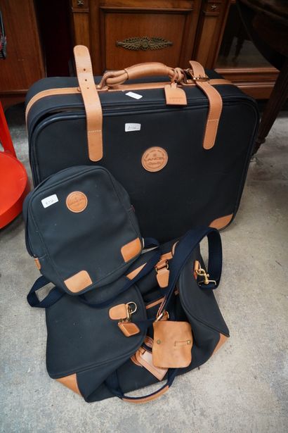 null LANCEL, Une valise, un sac et un sac à dos, taches.