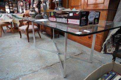 null Table rectangulaire en verre posant sur piètement pliant en métal chromé, accident...