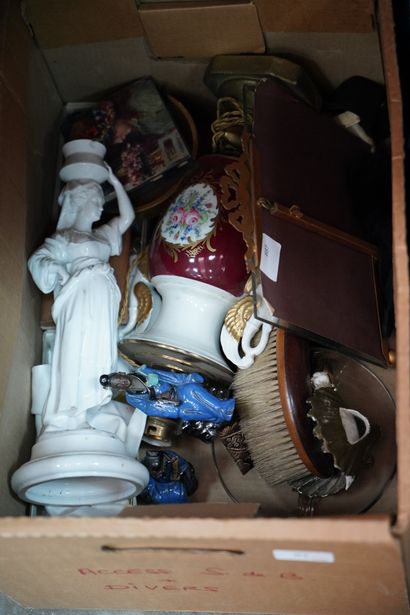 null Vase en porcelaine monté en lampe, lot de gants, pipes à eau, miroir de poche,...