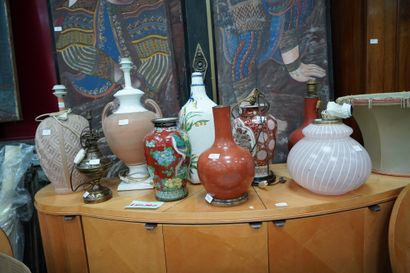 null Ensemble de 4 vases asiatiques montés en lampe, 2 pieds de lampe en terre cuite,...