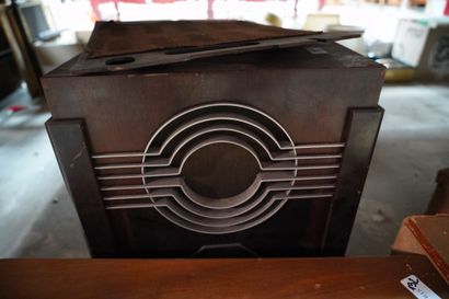 null Lot comprenant : deux radios anciennes en bois plaqué, un projecteur Cinéric...