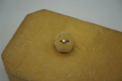 null Solitaire en or blanc 18K (750 millièmes) griffé d'un diamant taille brillant...
