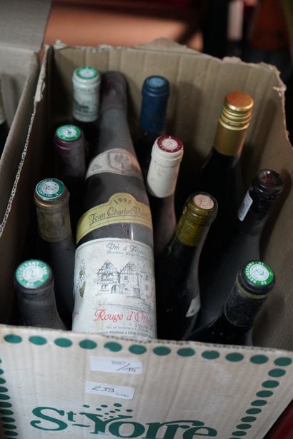 null Trois cartons de vin comprenant : Vouvray 1990, Côtes de Provence 2013, Domaine...
