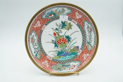 null Plat en porcelaine de Paris à décor dans le goût de la compagnie des Indes,...