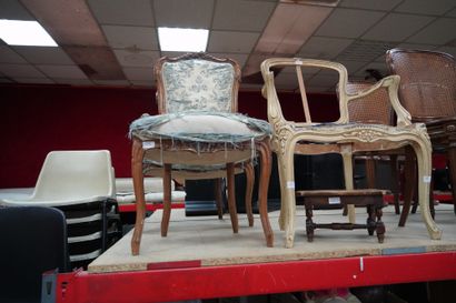 null Lot comprenant un fauteuil en bois mouluré sculpté à décor de coquilles et agrafes,...