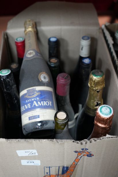 null Trois cartons de vin comprenant : Vouvray 1990, Côtes de Provence 2013, Domaine...