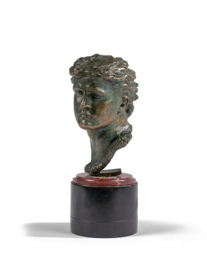 null ALEXANDRE KELETY (1874-1940) - 男子半身像 - 绿色铜质雕塑，侧面有签名并标有 "铜23"。- 在一个圆柱形的大理石底座上，刻有风格化植物的装饰。...
