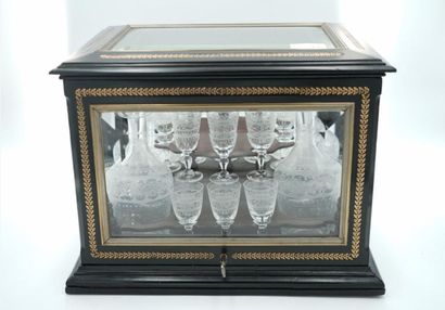 null 酒窖 - 斜面玻璃和熏黑的梨木箱，装饰有镀金黄铜的几何楣。- 19世纪晚期。- 27 x 35,5 x 27,5厘米。- 包含4个醒酒器和它们的瓶塞，...