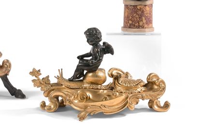 null ENCRIER - 鎏金和铜化的青铜，代表一个坐在蜗牛上的小天使，容器是扇贝的形状，底座是滚动的形式，装饰有藤叶、刺桐叶和卷轴。 - 19世纪晚期，路易十五风格。...