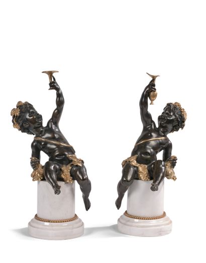 null 19世纪末的法国经济 - 两个巴克斯的孩子 - 两个悬挂式雕塑，黑色和金色的青铜，白色大理石圆柱形底座。 - 42 x 21 x 16厘米和43 x 20...