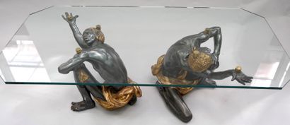 null 罗梅奥之家的味道 - 矮桌 - 雕刻，镀金和涂漆的木头，底座由两个努比亚人支撑着一个八角形的玻璃顶。- C. 1980.- 高度：49厘米 - 宽度：169.5厘米...