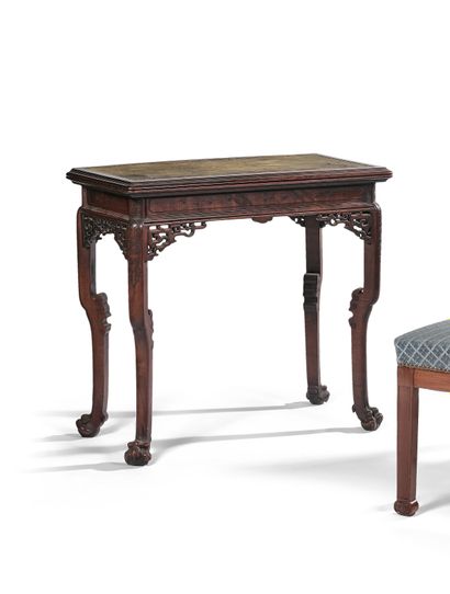 null GABRIEL VIARDOT (1830-1904) - 游戏桌 - 模制木头，贴面，雕刻着亚洲风格的镂空交错，折叠式顶部用毛毡涂黑，站在四条有跗关节的腿上，末端是爪子。...