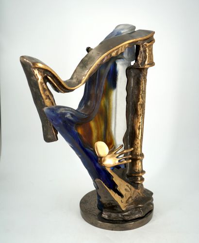 null YVES LOHÉ (1947) - Main jouant de la harpe - Sculpture en bronze et pâte de...