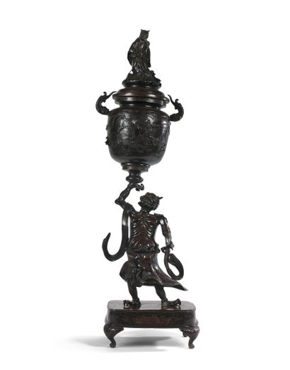 null 一件棕色的铜壶，表现了一个神灵支撑着一个有鸟类浮雕装饰的盖子，上面还有一个神灵。 - 日本，明治晚期，约1900年。- 高度：104.5厘米。- 事故，一个花瓶被刺穿。-...