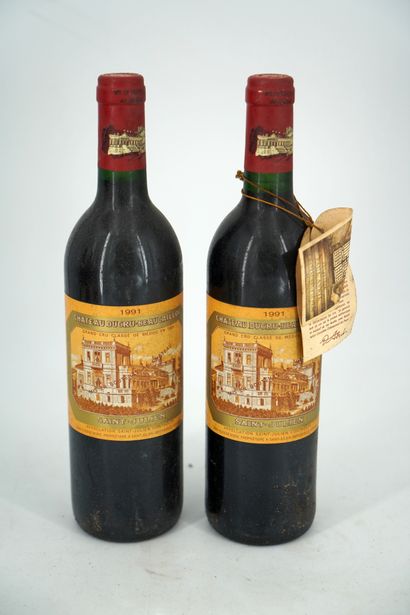 null 两只圣朱利安酒瓶 - Château Ducru Beaucaillou，1991年。- 半颈和顶颈，瓶盖状况良好，标签略有污渍。