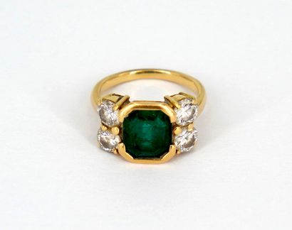null RING - Yellow gold 18K (750 thousandths) decorated with an emerald of approximately...