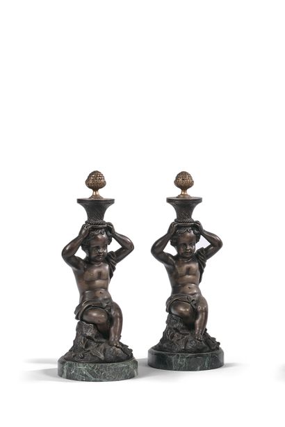 null 19世纪的教育 - 坐着的普特人，头上顶着一个松果 - 两件青铜雕塑，带有奖章式的铜锈，站在一个圆形的大理石底座上。- 高度：25厘米。