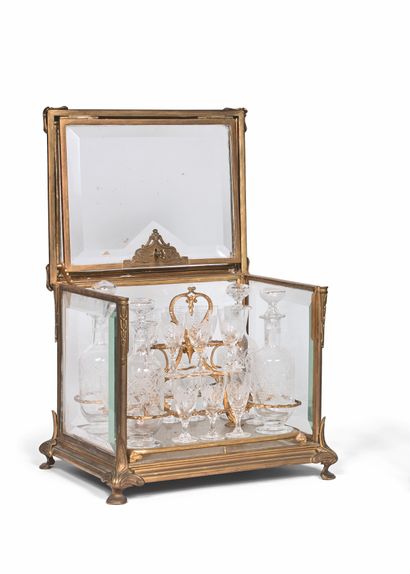 null 酒柜 - 斜面玻璃笼，鎏金铜框，饰有叶子。- 20世纪初。- 29 x 33 x 26,5厘米。- 包含4个带底座的醒酒器和它们的瓶塞，16个笛形利口...