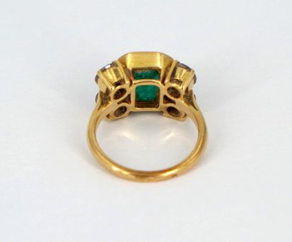 null 戒指 - 18K黄金（千分之七十五），饰有一颗约2.7克拉的祖母绿，周围有四颗明亮式切割钻石，每颗约0.2克拉。- 转指：51。- 毛重：5.8克。-...
