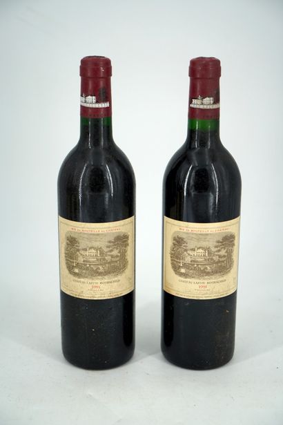 null 两瓶 - CHÂTEAU LAFITE-ROTHSCHILD - Pauillac, 1991. - 半颈，瓶盖状况良好，标签略有污渍。