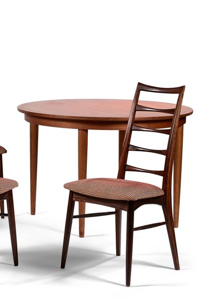 null 圆桌 - 木制，锥形桌腿，包括一个延伸部分。- 丹麦作品，Skovmand Andersen版。- C. 1960.- 高度：73.5厘米 - 直径：110厘米。-...