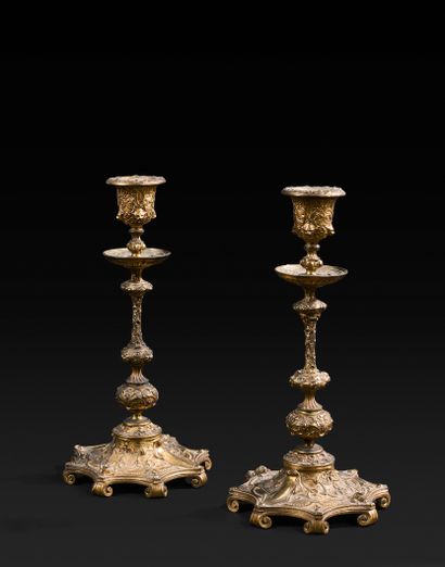 null 在费迪南-巴尔贝迪恩的品味中 - 一对蜡烛 - 鎏金青铜，灯芯装饰有猫头和叶子，栏杆上有丰富的叶子装饰，八角形的底座上装饰有叶子和八个卷脚。- 19世纪末的作品。-...