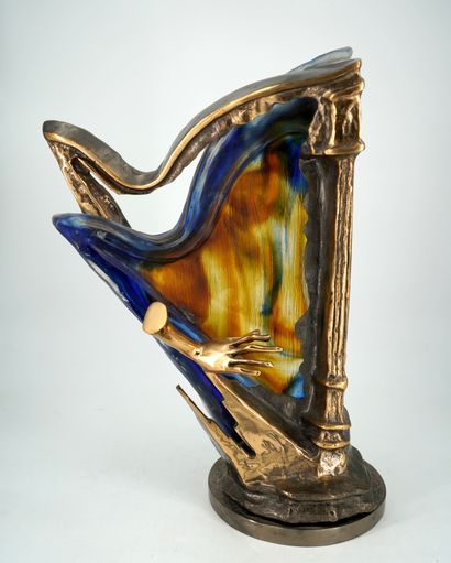 null YVES LOHÉ (1947) - Main jouant de la harpe - Sculpture en bronze et pâte de...