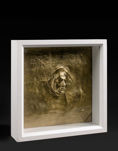 null CESAR BALDACCINI DIT CESAR (1921-1998) - 面具（自画像），约1972年 - 版画，涂层织物和金漆，右下角签名，装在一个木盒里...