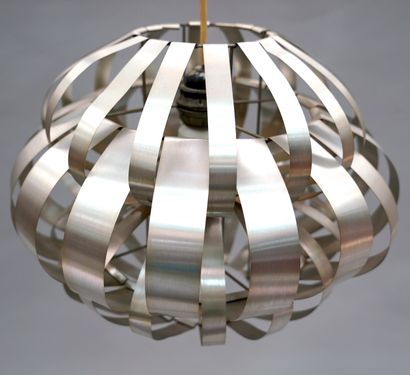 null MAX SAUZE (1933) - 悬架 - 焊接的金属和拉丝铝叶片，球形。- C. 1970.- 高度：33厘米 - 直径：38厘米。- 变形。