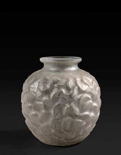 null RENÉ LALIQUE (1860-1945) - 花瓶 - 吹制玻璃，带有铜锈。- 1926年10月8日创建的 "CHARMILLES "模型。-...
