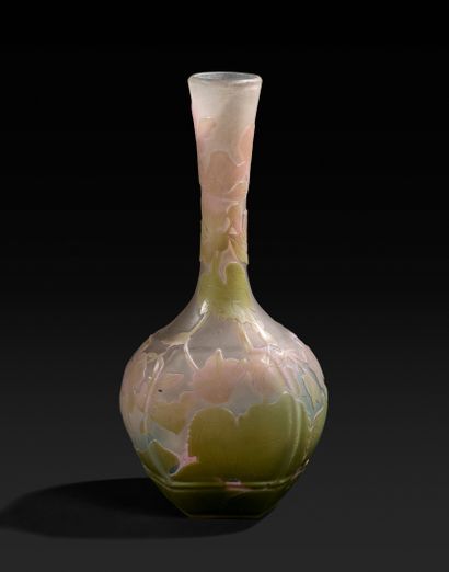 null ÉTABLISSEMENTS GALLÉ (1904-1936) - 花瓶 - 粉红色和绿色的多层玻璃证明，白色和蓝色的背景，酸蚀海棠花，卵形的瓶身略呈六边形，边缘凸起，长圆锥形的瓶颈。-...