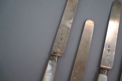 null 一套六把刀 - 珍珠母手柄，银色刀片。- Goldsmith : E.GAVET，国王的切割师。- 巴黎，1819-1838。- 18,5厘米。- 毛...