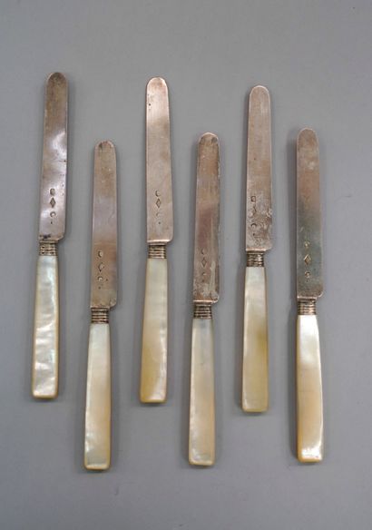 null 一套六把刀 - 珍珠母手柄，银色刀片。- Goldsmith : E.GAVET，国王的切割师。- 巴黎，1819-1838。- 18,5厘米。- 毛...