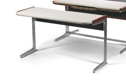 null GEORGE NELSON (1909-1986) - 扁平办公桌 - 基座为镀铬铸铝，弧形桌面为白色三聚氰胺木，表面有铝制水槽。- 行动办公室系列，赫曼米勒版。-...