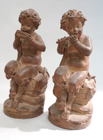 null 克劳德-米歇尔-迪特-克洛迪昂（1738-1814）之后 - 两个坐着的小精灵，一个在吹盘笛，另一个在吹横笛 - 两个悬挂式雕塑，陶土。 - 25.5×10.5×11厘米和25×11×11.5厘米。...