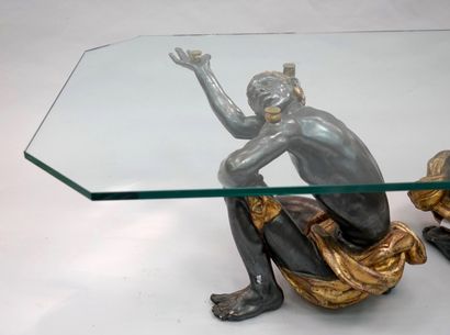 null 罗梅奥之家的味道 - 矮桌 - 雕刻，镀金和涂漆的木头，底座由两个努比亚人支撑着一个八角形的玻璃顶。- C. 1980.- 高度：49厘米 - 宽度：169.5厘米...