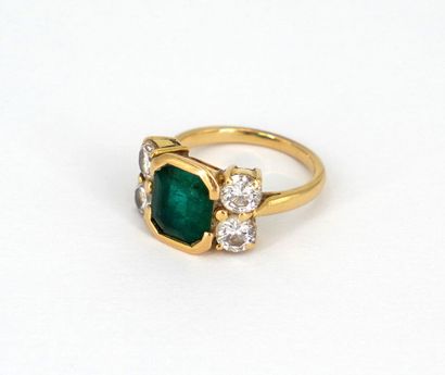 null RING - Yellow gold 18K (750 thousandths) decorated with an emerald of approximately...