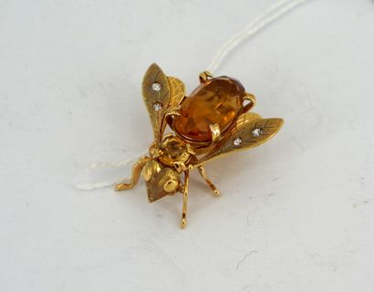  VAN CLEEF ET ARPELS - 18k(750千分之一)黄金蜜蜂，头部和身体装饰有黄水晶，翅膀装饰有小钻石。有签名和编号的。...