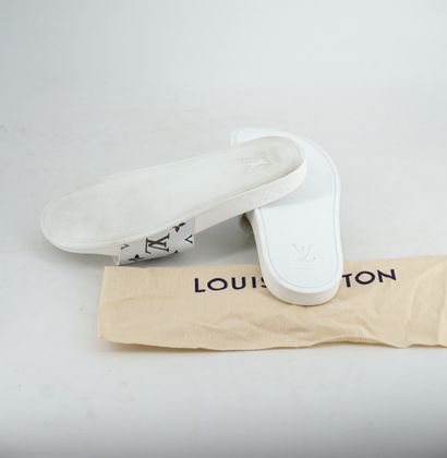 null Louis Vuitton Une paire de chaussure de plage en toile monogram blanc et argenté...