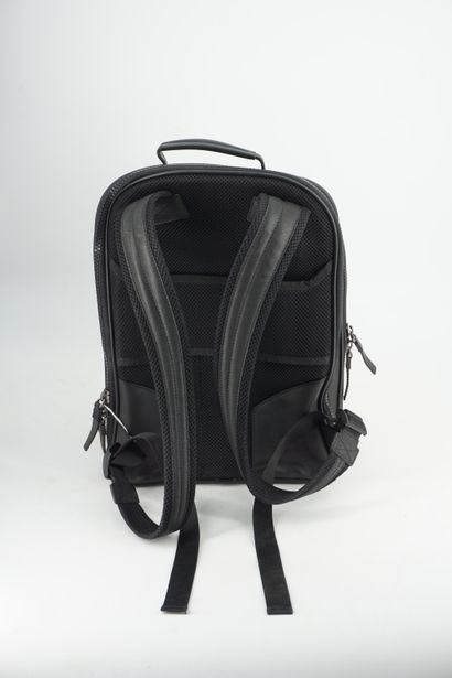 null Mont Blanc Un sac à dos en nylon et cuir noir. - Dimensions 28x40x16 cm - Bon...