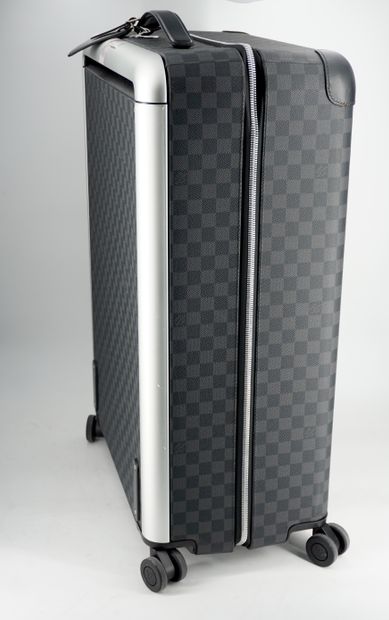 null Louis Vuitton Valise rigide en toile damier graphite, modèle Horizon 70. - Deux...
