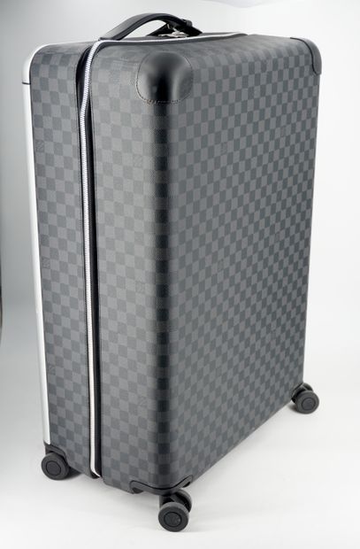 null Louis Vuitton Valise rigide en toile damier graphite, modèle Horizon 70. - Deux...