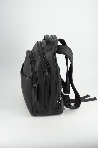 null Mont Blanc Un sac à dos en nylon et cuir noir. - Dimensions 28x40x16 cm - Bon...