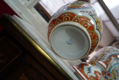 null Paire de vases en porcelaine italienne à décor dans le goût de la chine de ...