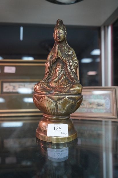 null Statuette en bronze doré figurant un personnage en prière en tailleur sur une...
