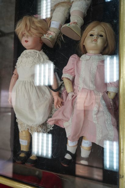 null Ensemble de trois poupées, deux têtes porcelaine et une tête papier mâché.