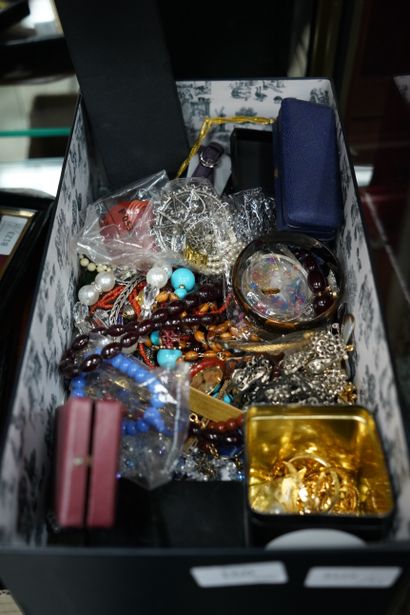 null Lot de bijoux fantaisie : colliers, broches, montres bracelet, briquet MOON...